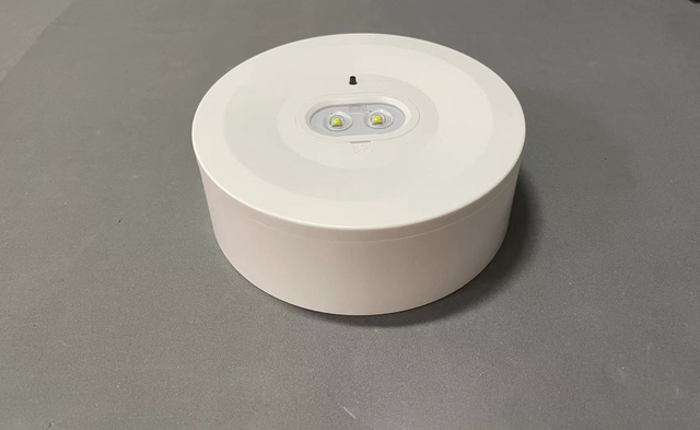 Wiederaufladbares Notfall-Downlight für Aufputz- oder Einbaumontage